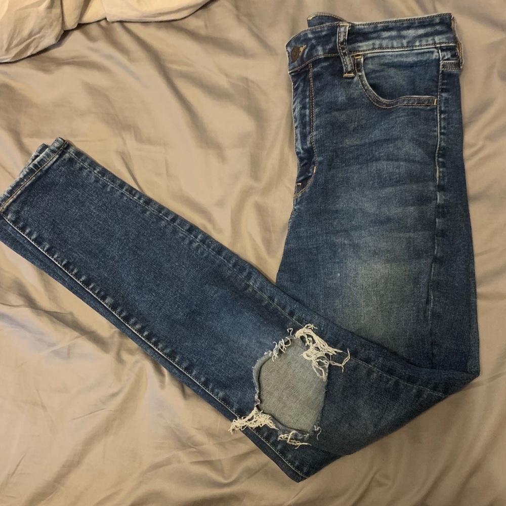 American Eagle Skinny Jeans w/ distressed knees